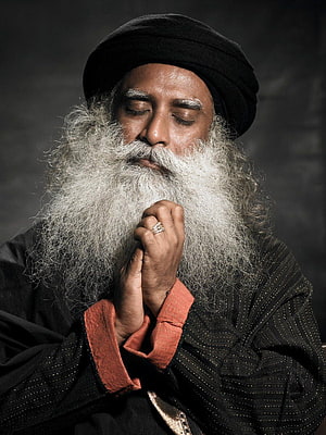 Sadhguru in Prayer with Long White Beard and Black Turban HD phone wallpaper