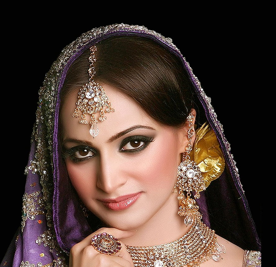 Indian Bride Portrait With Purple Dupatta, Gold Jewelry, Maang Tikka, and Bridal Makeup HD wallpaper