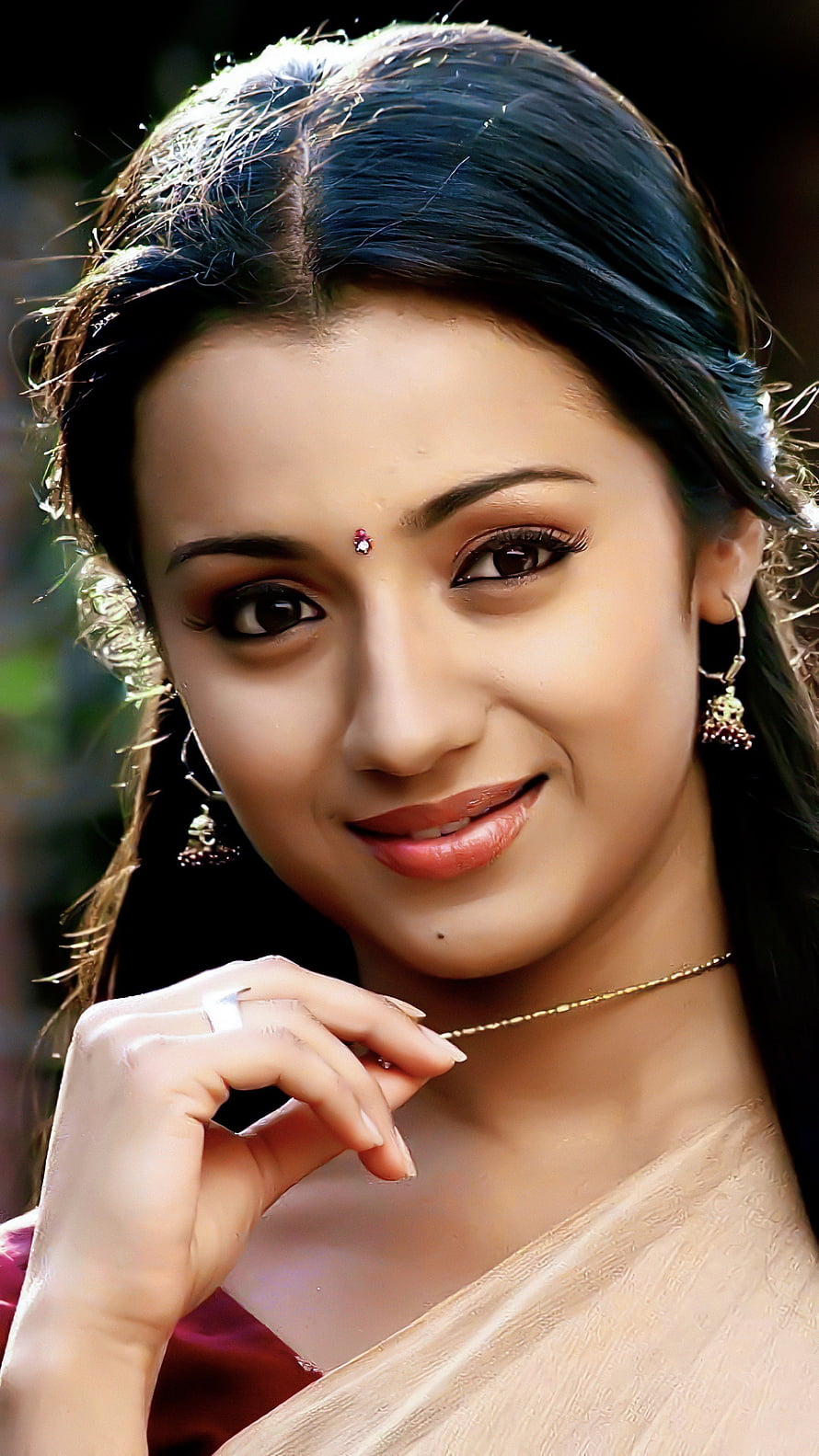 Trisha Krishnan Portrait in Traditional Saree with Gold Jewelry and Bindu HD phone wallpaper