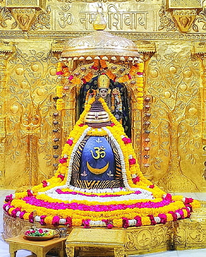 Somnath Jyotirlinga Temple Shiva Linga with Marigold Garland and Golden Sanctum HD phone wallpaper