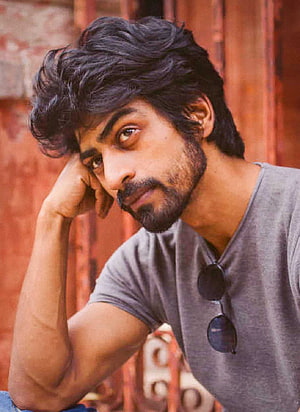 Arjun Das Portrait With Beard And Sunglasses Against Rustic Wooden Background HD phone wallpaper