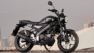 Yamaha XSR155 Matte Black Cafe Racer Motorcycle with Urban Skyline Background HD wallpaper