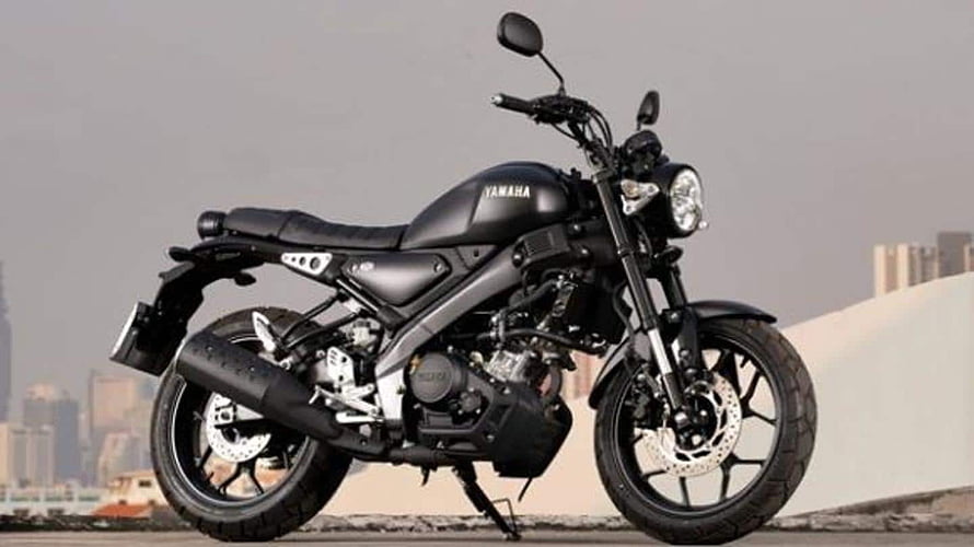 Yamaha XSR155 Matte Black Cafe Racer Motorcycle with Urban Skyline Background HD wallpaper