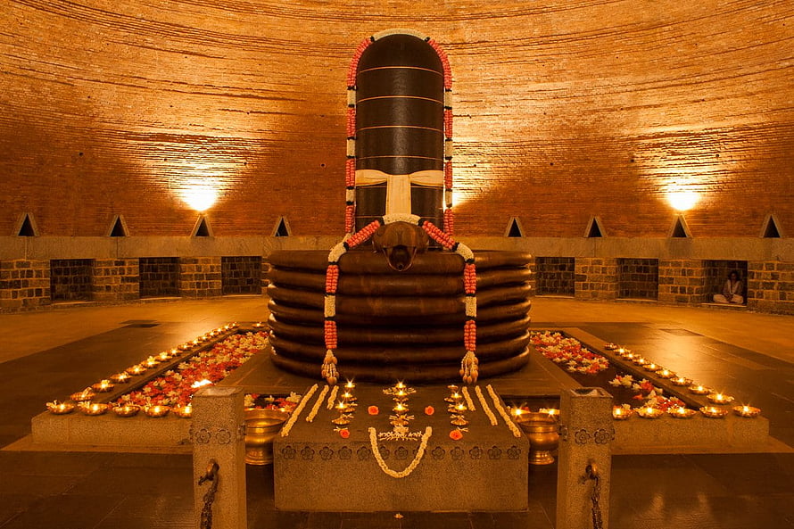 Dhyanalinga at Bhuvaneshwara Temple with Flower Offerings and Oil Lamps HD wallpaper