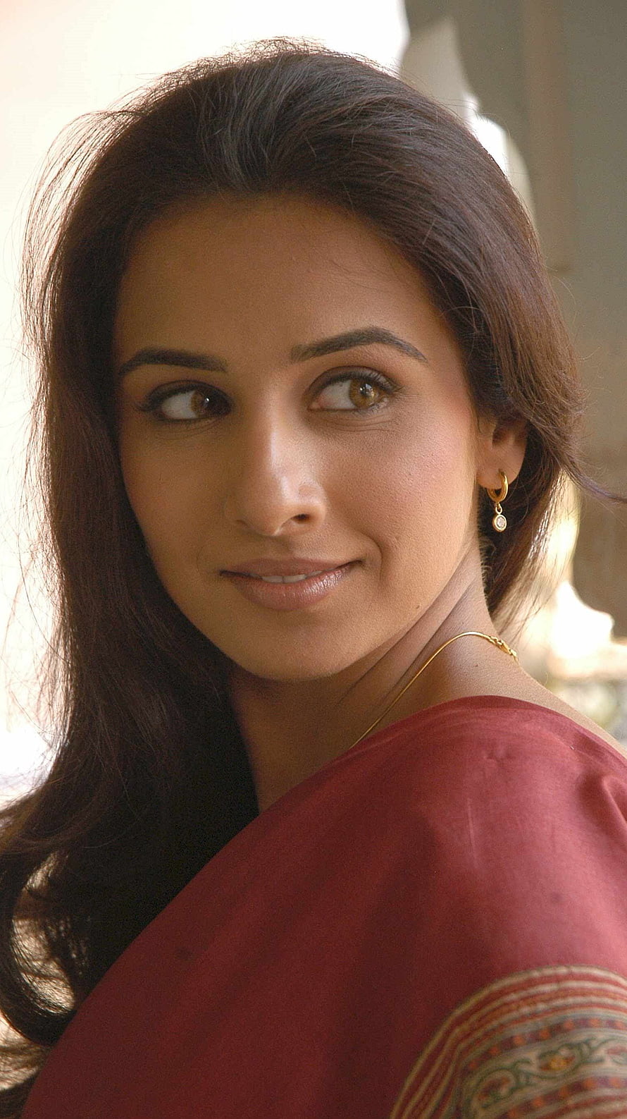 Vidya Balan in a Maroon Saree with Gold Jewelry and Soft Natural Lighting HD phone wallpaper