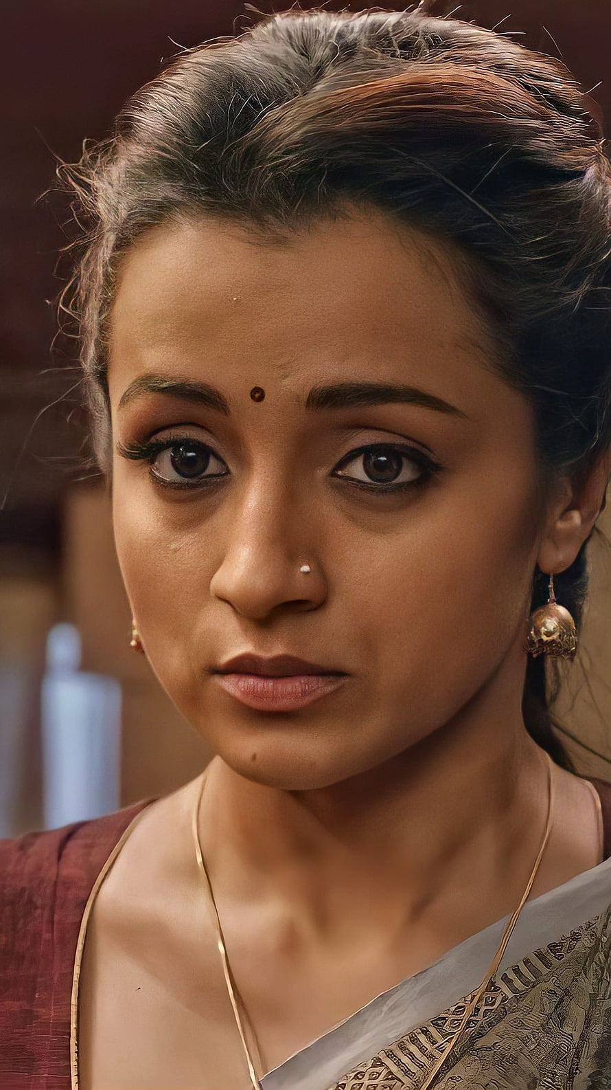 Trisha Krishnan Portrait in Traditional Saree with Gold Jewelry and Bindu HD phone wallpaper