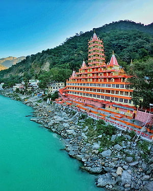 Lakshman Jhula Temple Complex on the Ganges River in Rishikesh, India HD phone wallpaper