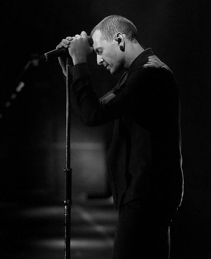 Chester Bennington Performing Live on Stage in Black and White HD phone wallpaper