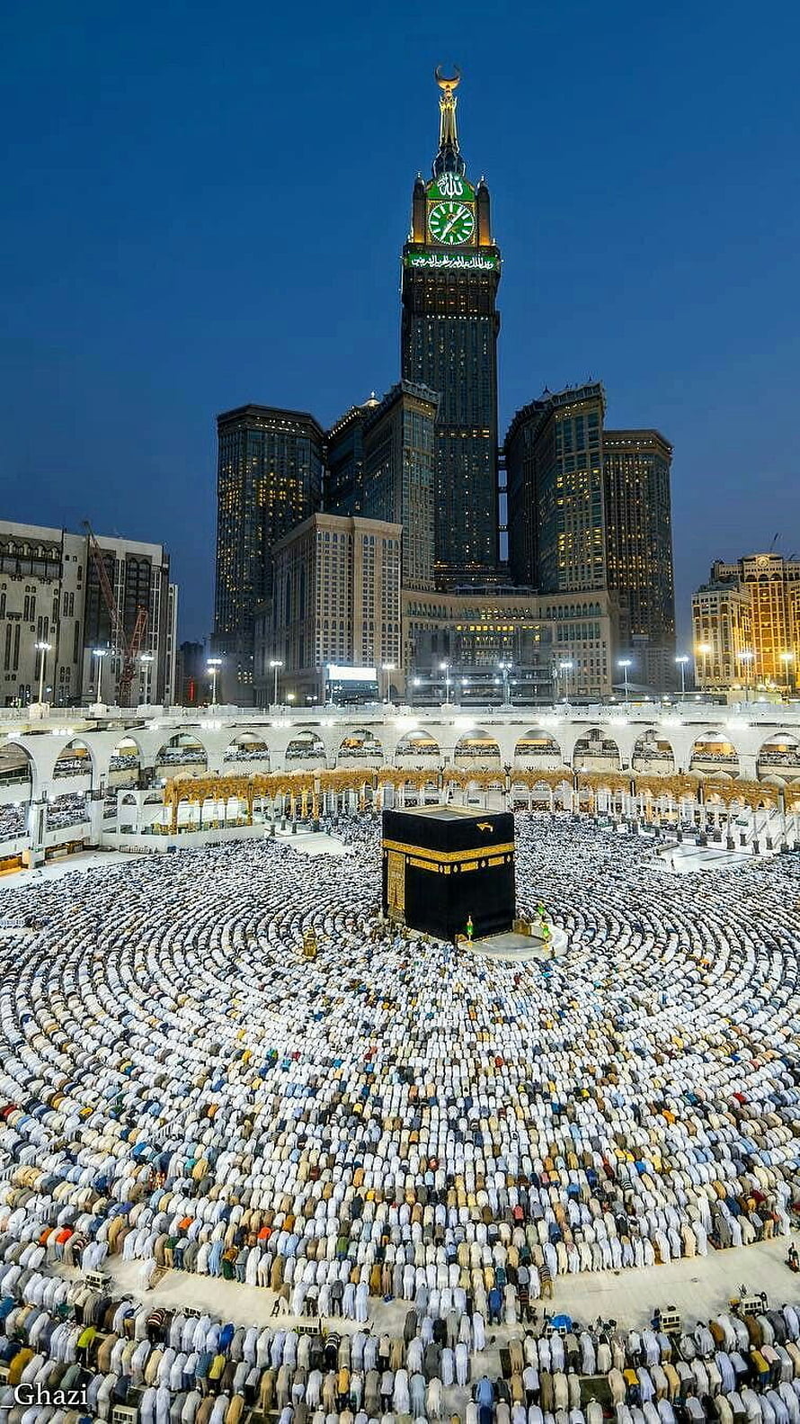 Massive Pilgrimage at the Kaaba in Mecca with Makkah Clock Tower at Dusk HD phone wallpaper