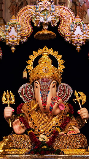 Dagdusheth Ganpati Murti Adorned in Gold Jewels and Floral Garlands HD phone wallpaper