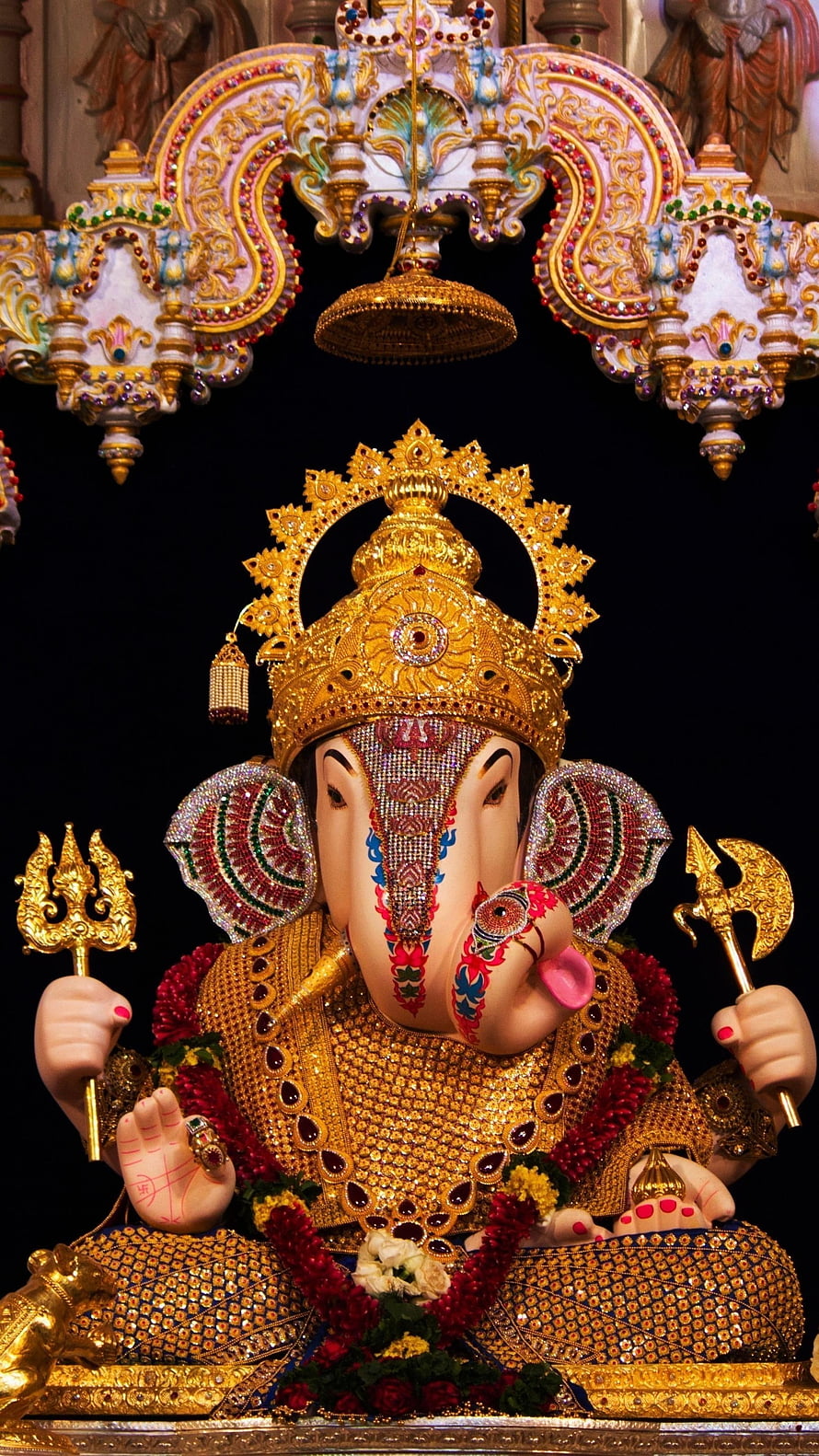 Dagdusheth Ganpati Murti Adorned in Gold Jewels and Floral Garlands HD phone wallpaper