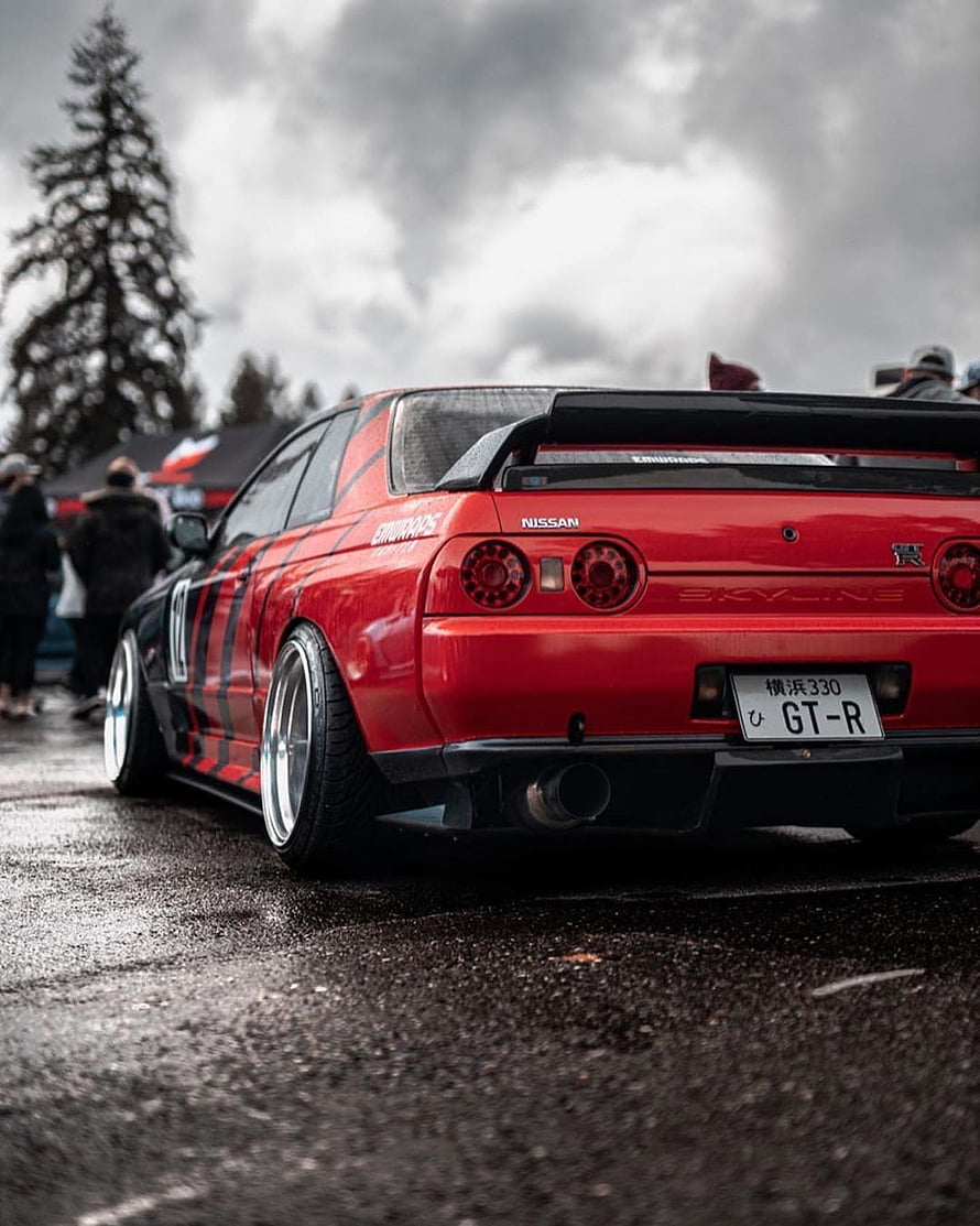 Rear View of a Modified Red Nissan Skyline GT-R R32 with Widebody Kit and Custom Wheels HD phone wallpaper