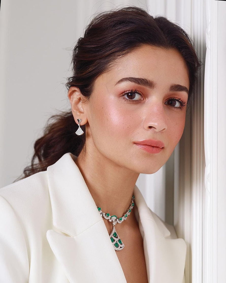 Alia Bhatt in White Blazer with Emerald and Diamond Necklace HD phone wallpaper