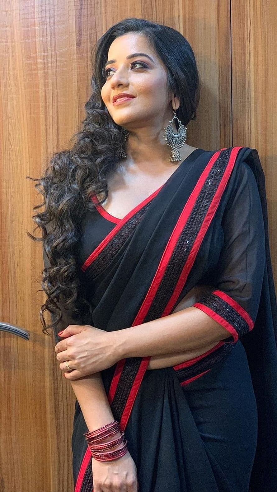 Antara Biswas in Black and Red Saree with Traditional Jewelry HD phone wallpaper