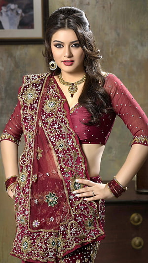 Hansika Motwani in Embellished Maroon Ethnic Wear with Gold Jewelry HD phone wallpaper