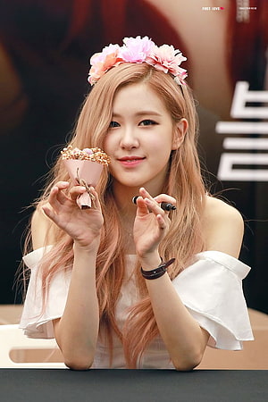 Rose from BLACKPINK wearing a floral crown and holding a small bouquet at a fan event HD phone wallpaper