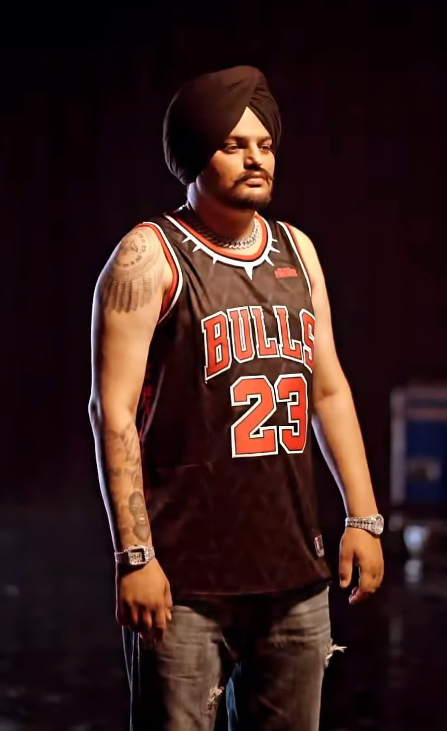 Sidhu Moosewala in Black Bulls Jersey and Turban on Stage HD phone wallpaper