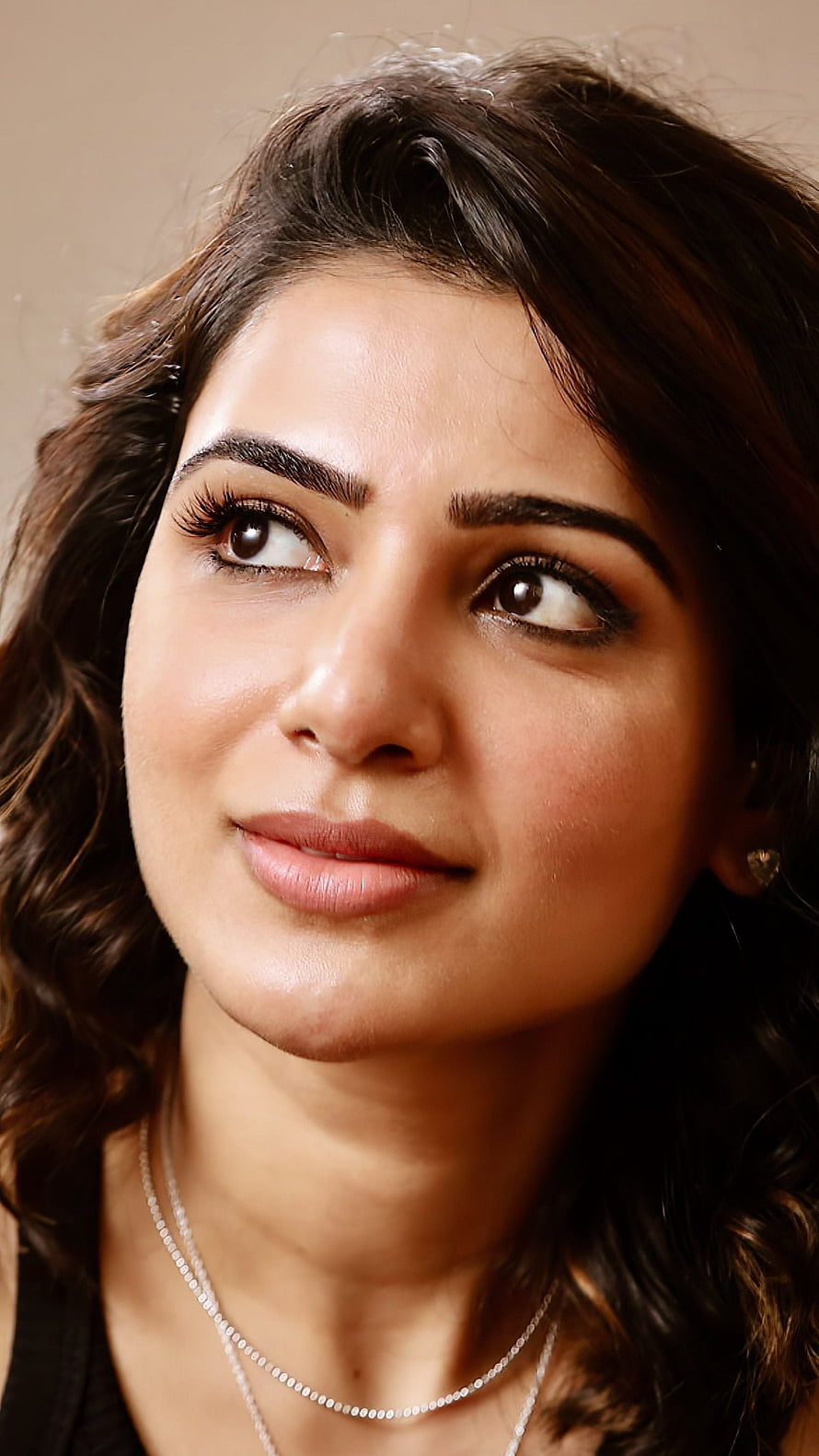 Samantha Akkineni Close-Up Portrait with Wavy Hair and Delicate Necklace HD phone wallpaper