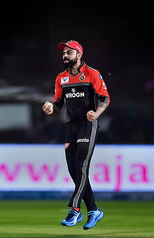 Virat Kohli in Royal Challengers Bangalore Kit Holding Cricket Ball on Field HD phone wallpaper