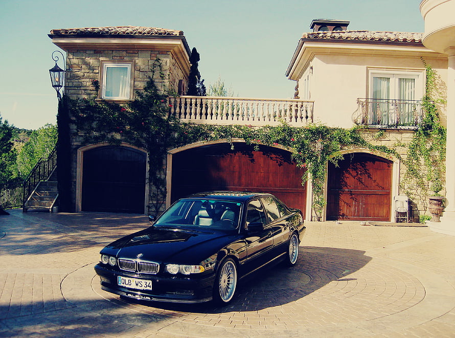 Black BMW E38 740i Sedan Parked in Front of a Mediterranean Villa HD wallpaper