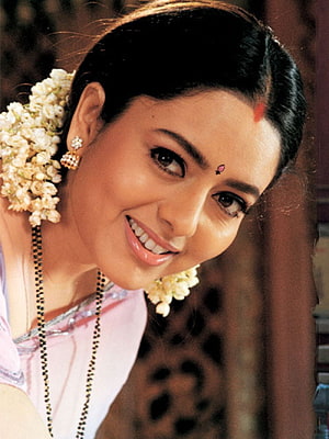 Soundarya in Traditional Indian Attire with Jasmine Hair Garland and Gold Earrings HD phone wallpaper