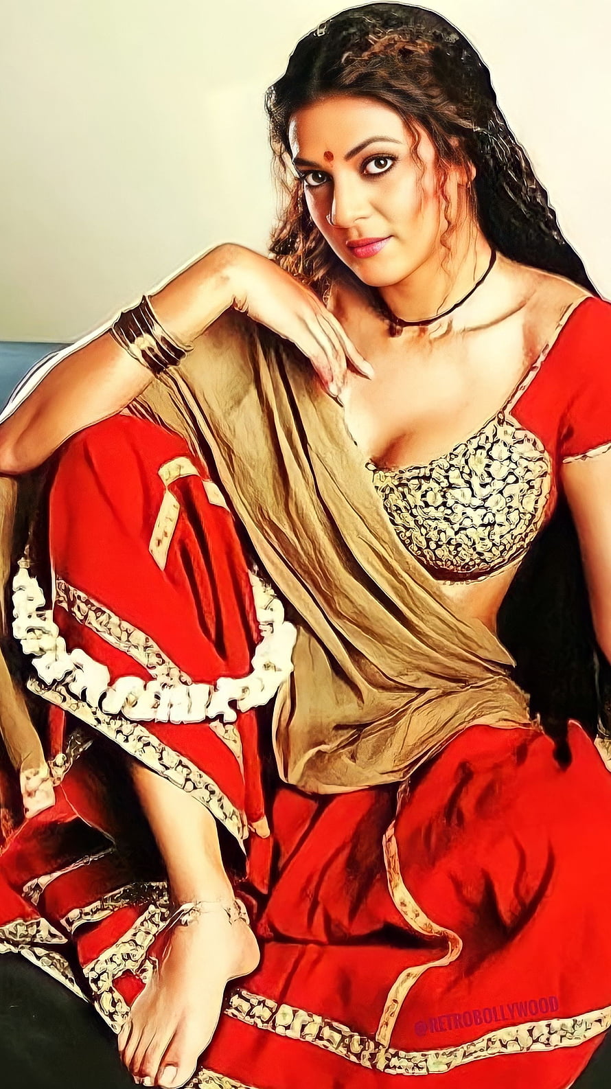 Sushmita Sen in Traditional Red Saree with Gold Embroidery and Jewelry HD phone wallpaper