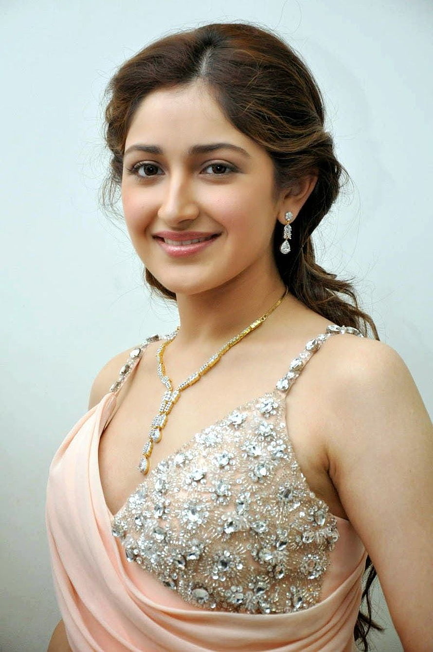Sayyeshaa Saigal in Elegant Blush Saree with Crystal Embellished Blouse and Diamond Jewelry HD phone wallpaper