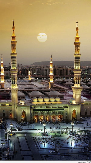 Al Masjid Al Nabawi Mosque at Dusk with Full Moon and Illuminated Minarets HD phone wallpaper