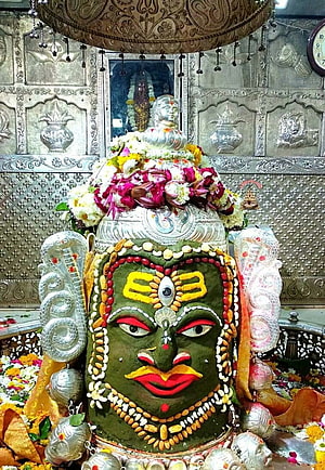 Ujjain Mahakal Temple Shiva Lingam with Floral Garland and Silver Ornamentation HD phone wallpaper