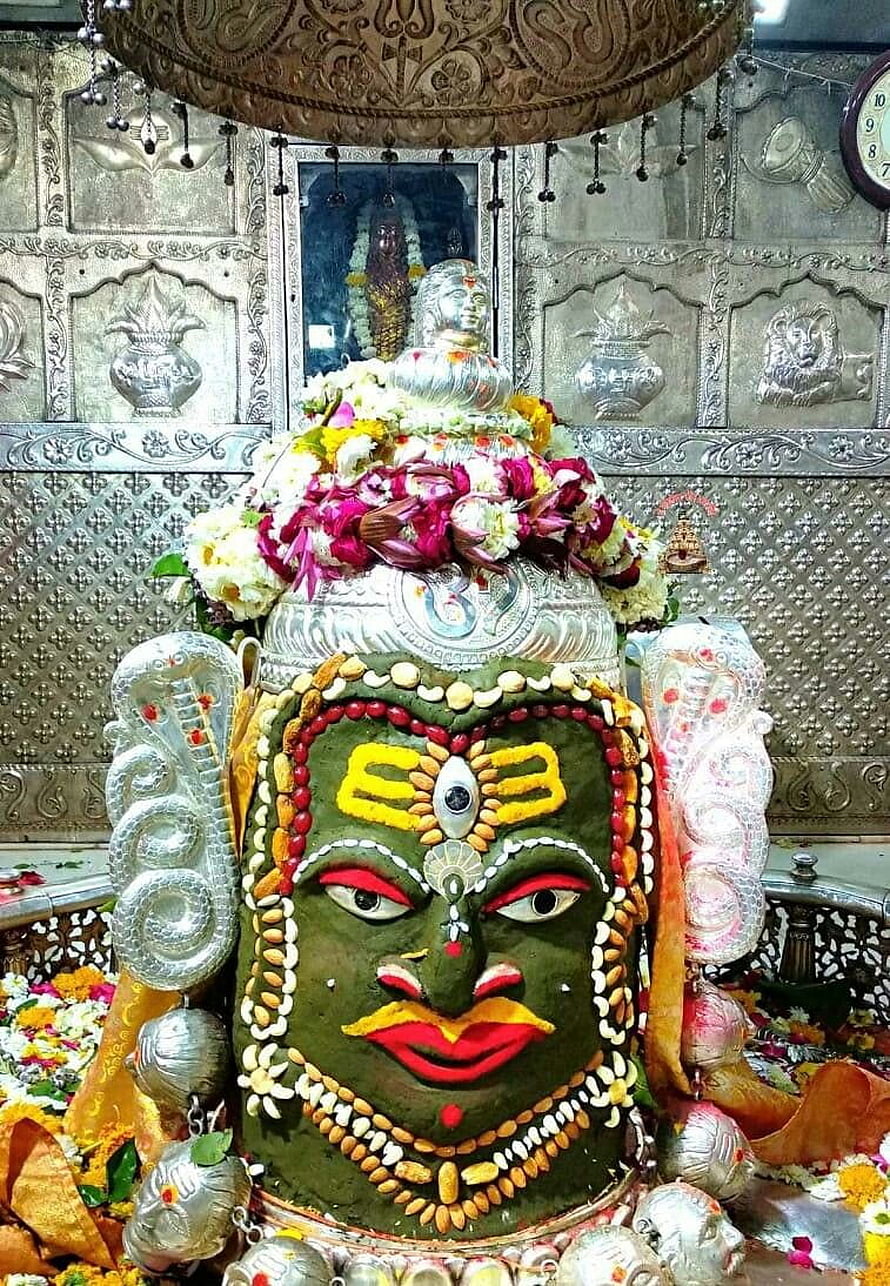 Ujjain Mahakal Temple Shiva Lingam with Floral Garland and Silver Ornamentation HD phone wallpaper