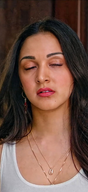 Kiara Advani Portrait With Closed Eyes And Soft Makeup HD phone wallpaper