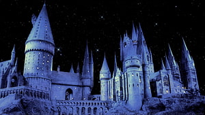 Hogwarts Castle at Night Under a Starry Sky in the Harry Potter Universe HD wallpaper