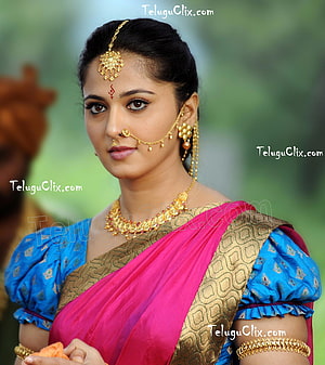 Anushka Shetty in Traditional Pink Saree with Gold Jewelry and Temple Jewelry HD phone wallpaper