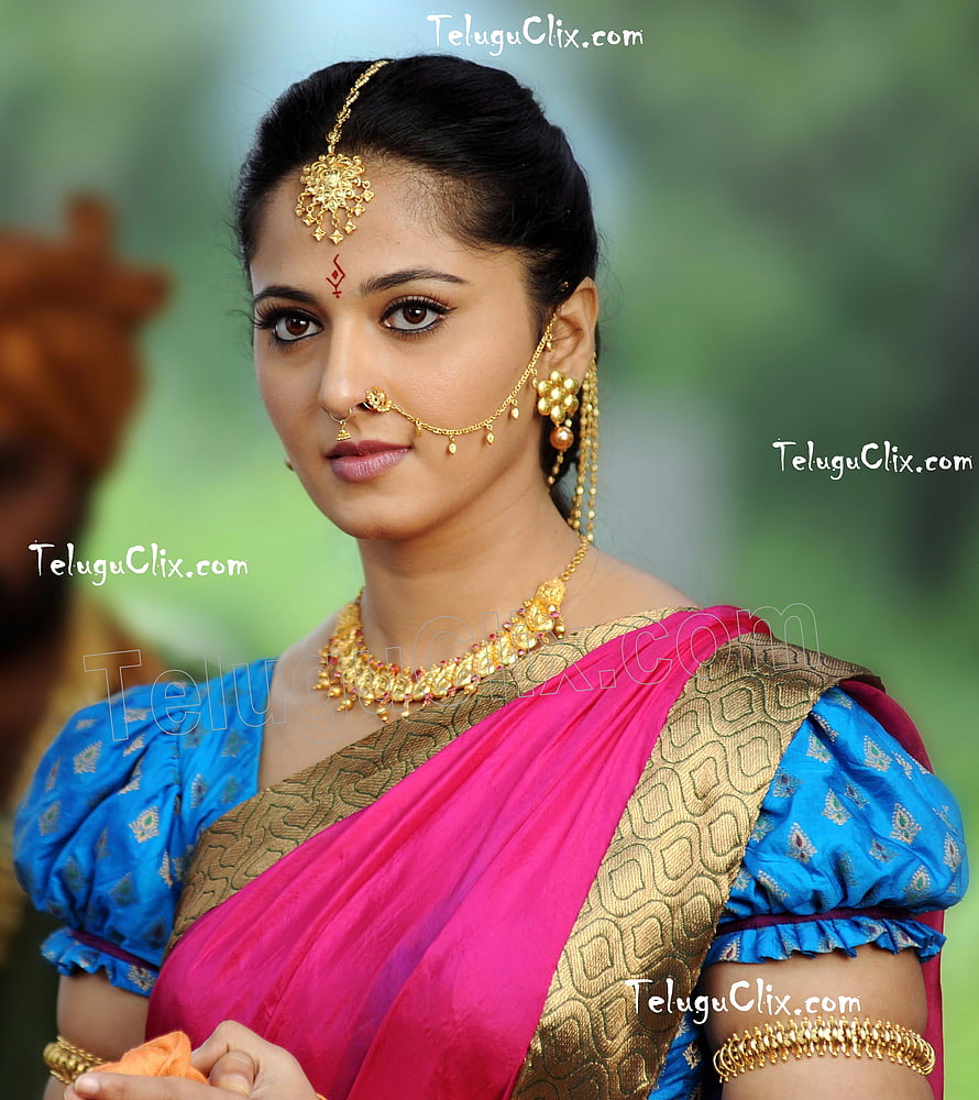 Anushka Shetty in Traditional Pink Saree with Gold Jewelry and Temple Jewelry HD phone wallpaper
