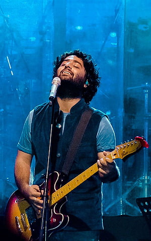 Arijit Singh Live Concert Performance with Electric Guitar and Microphone HD phone wallpaper
