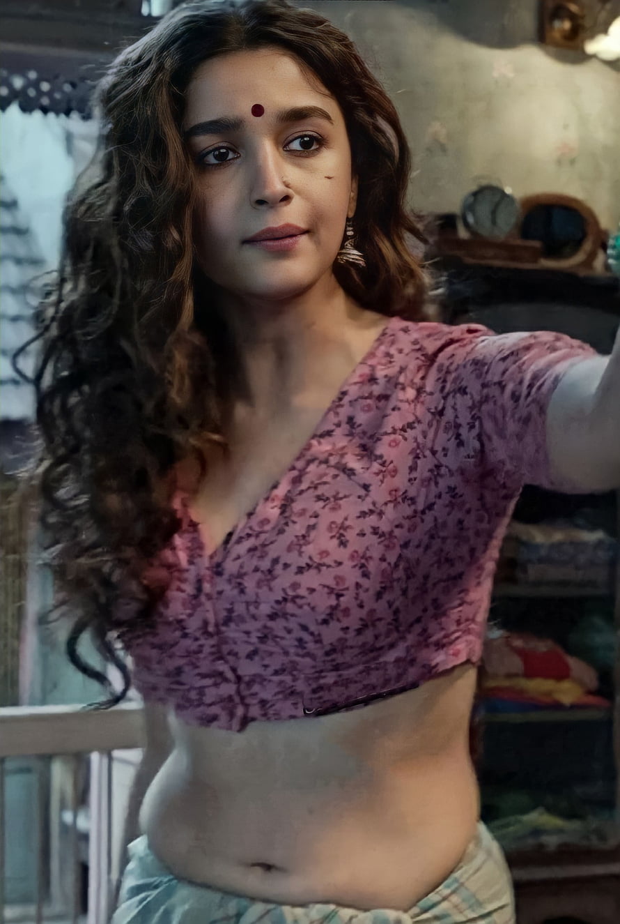 Alia Bhatt as Gangubai in a pink floral crop top with long curly hair and bindi HD phone wallpaper