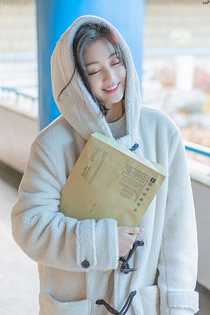 Park Jihyo from Twice in a cozy cream fleece hooded coat holding a paper bag HD phone wallpaper