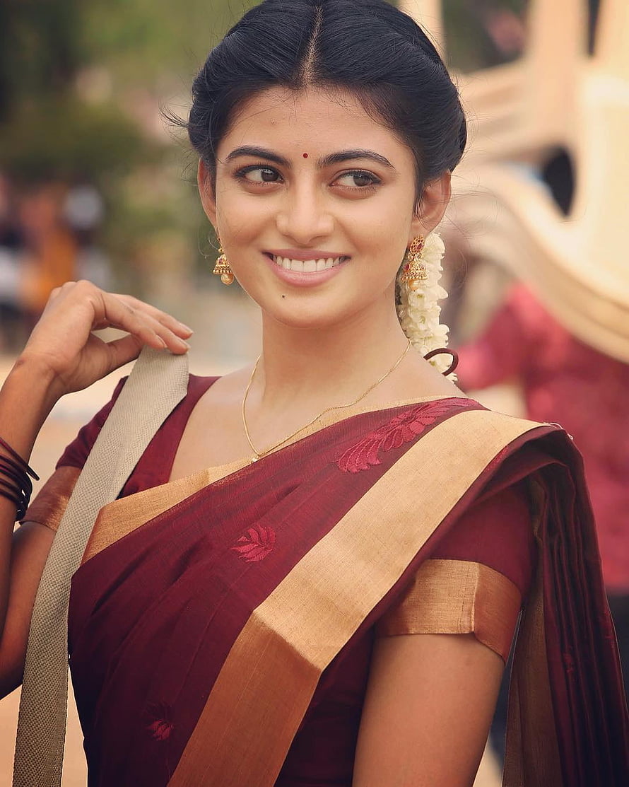 Kayal Anandhi in a maroon silk saree with gold border and traditional jewelry HD phone wallpaper