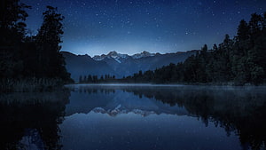 Serene Night Lake with Starry Sky and Mountain Reflections HD wallpaper