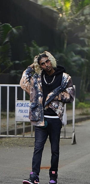Young man in tie-dye jacket and black hoodie with bleached hair standing outdoors, Mc stan HD phone wallpaper