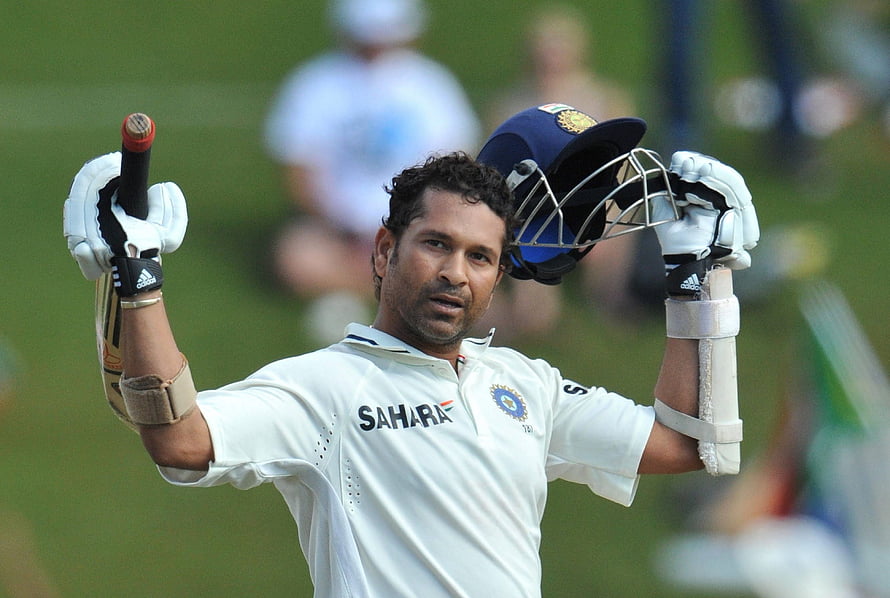Sachin Tendulkar Acknowledging the Crowd in Indian Test Cricket Kit HD wallpaper