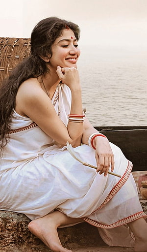 Sai Pallavi in Traditional White Saree Sitting by the Water HD phone wallpaper
