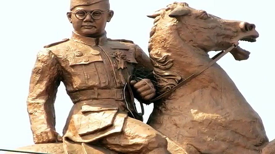 Bronze Equestrian Statue of Netaji Subhash Chandra Bose in Military Uniform HD wallpaper