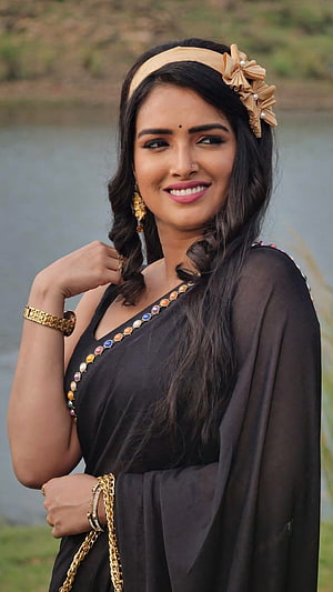Amarapalli Dubey in Black Saree with Gold Jewelry and Floral Headpiece HD phone wallpaper