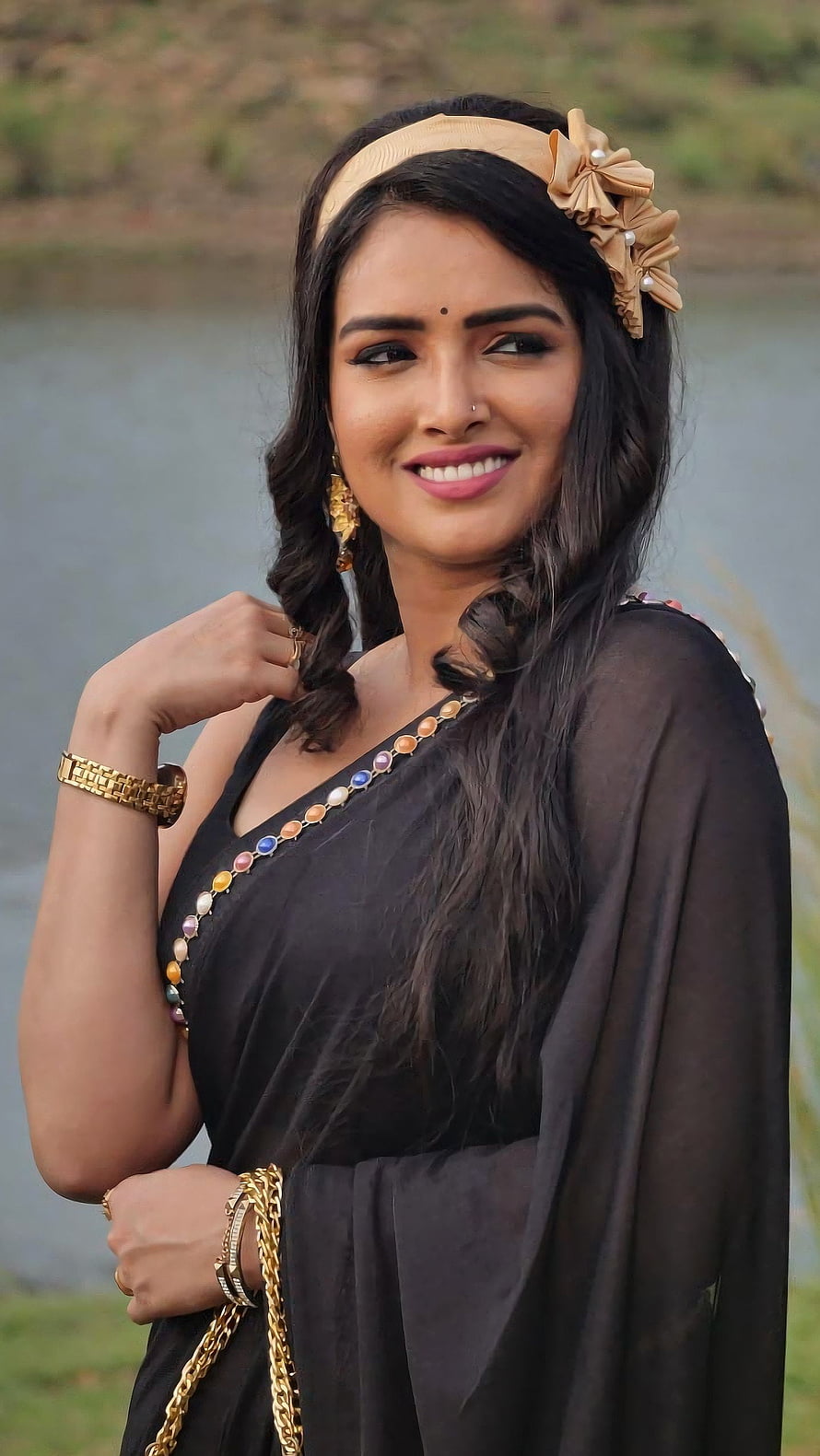 Amarapalli Dubey in Black Saree with Gold Jewelry and Floral Headpiece HD phone wallpaper