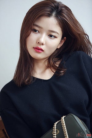 Kim Yoo Jung Portrait in Black Sweater with Chain Handbag HD phone wallpaper