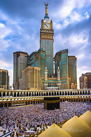 Kaaba and Makkah Clock Tower Rooftop Hotel at Masjid al-Haram with Pilgrims HD phone wallpaper