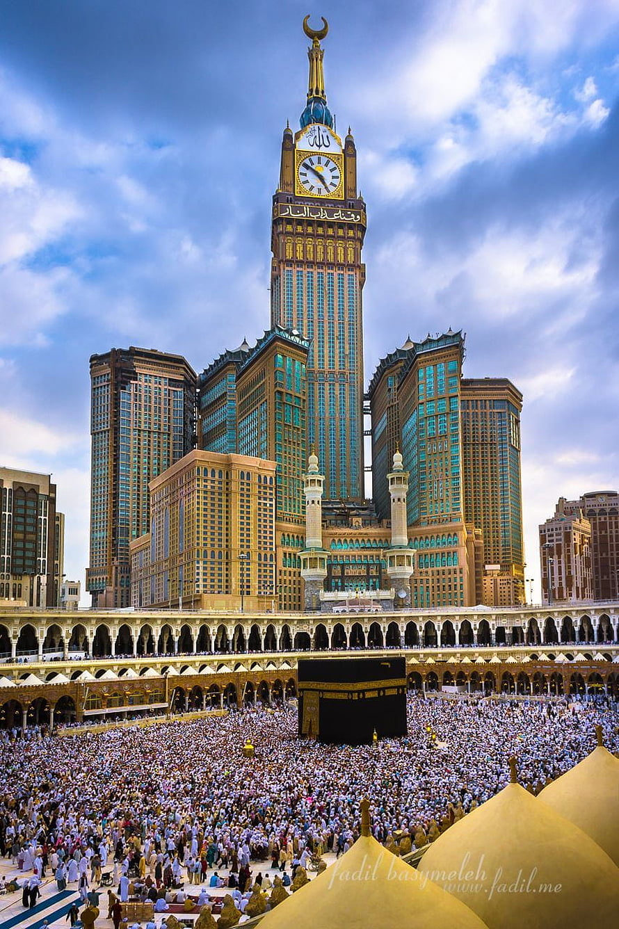 Kaaba and Makkah Clock Tower Rooftop Hotel at Masjid al-Haram with Pilgrims HD phone wallpaper