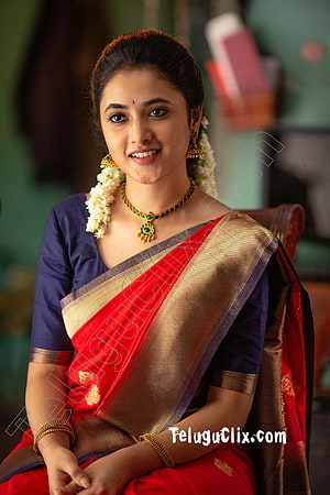 Priyanka Arul Mohan in Traditional Red and Gold Silk Saree with Floral Garland HD phone wallpaper