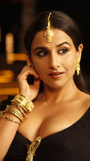 Vidya Balan in Traditional Gold Jewelry and Black Dress HD phone wallpaper